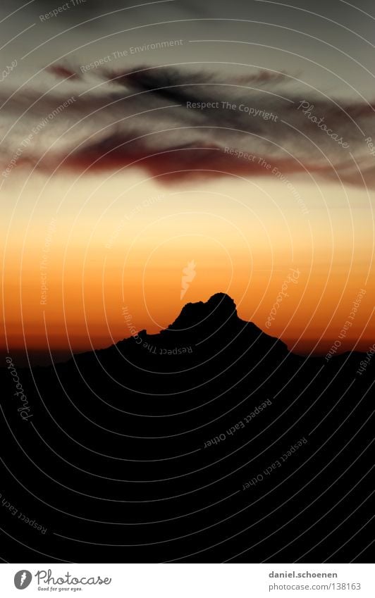 die Spitze Sonnenuntergang Cirrus Licht Schweiz Berner Oberland Bergsteigen Freizeit & Hobby Ausdauer Wolken Hochgebirge Sauberkeit Luft rot gelb kalt