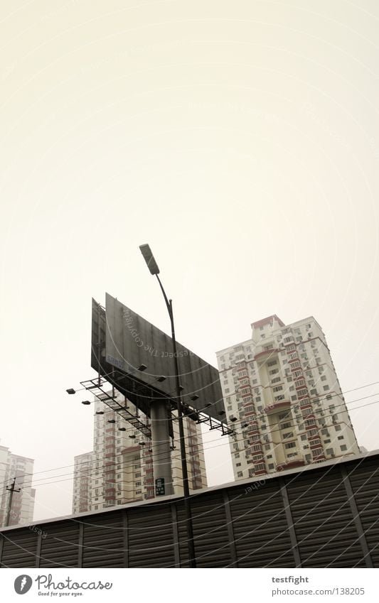 billboard Stadt Peking China Smog Werbeschild dreckig Architektur Umweltverschmutzung Stress Häusliches Leben Haus Neubausiedlung staubig Nebel Einsamkeit trist