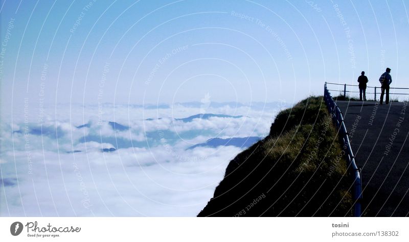 unendliche Weiten Aussicht Plattform Wolken Unendlichkeit Luft Am Rand Berghang Gras über den Wolken Horizont Berge u. Gebirge Tal blau Mensch Himmel Straße