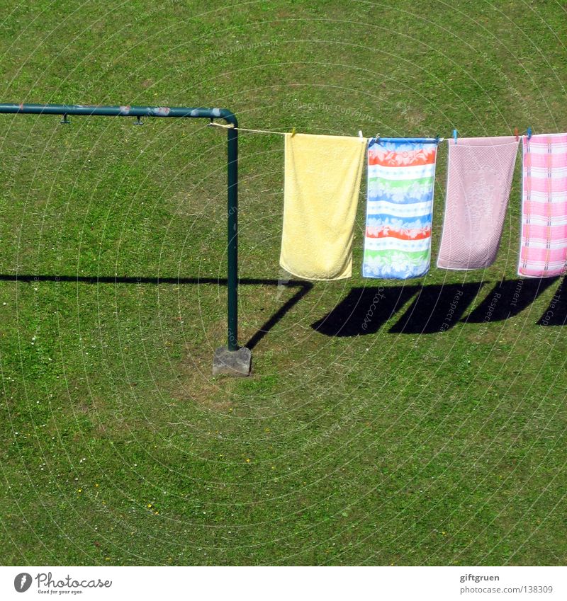waschtag Wäsche Waschtag Wäscheleine Klammer Wäscheklammern hängen Wiese Gras trocknen Weichspüler Waschmittel Handtuch Haushalt Arbeit & Erwerbstätigkeit