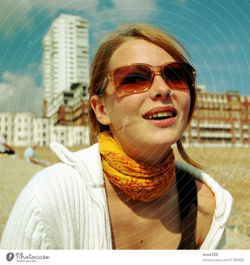 Sixties Sechziger Jahre Brille Brighton England Strand Frau schön gelb Schweiz Freude Stimmung lachen orange
