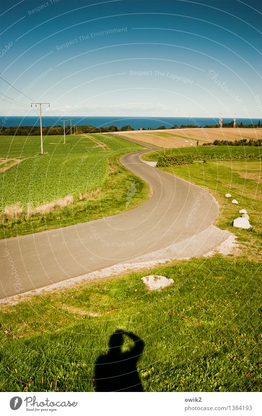 Schattenbild Strommast Umwelt Natur Landschaft Wasser Wolkenloser Himmel Horizont Schönes Wetter Gras Wiese Feld Hügel Küste Ostsee Insel Rügen Verkehr Straße