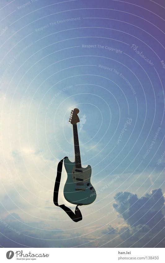 Luftgitarre Ferne Freiheit Musik Gitarre Himmel Wolken fliegen werfen frei blau violett Elektrogitarre Saite Rock 'n' Roll Lied Ton Musikinstrument Rockmusik