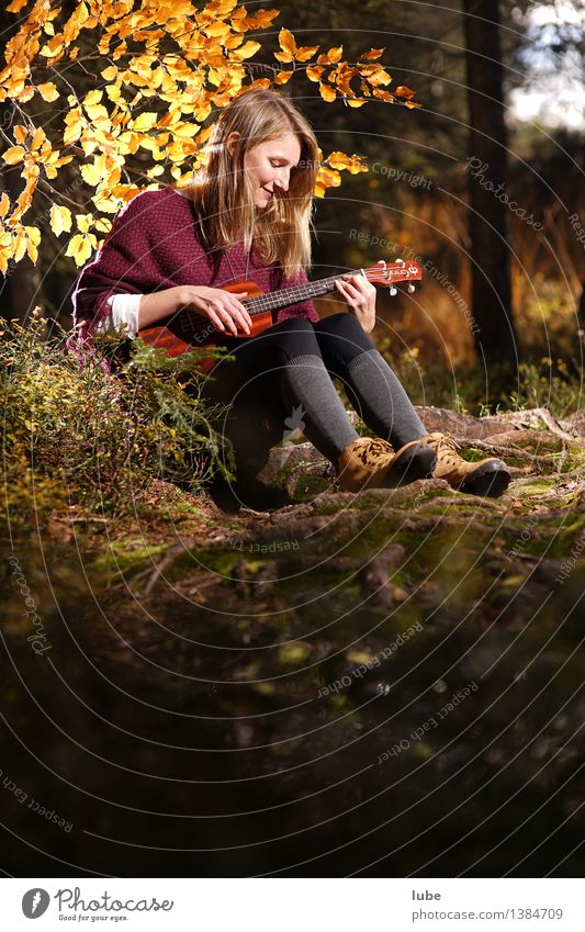 Kylee mit Ukulele III Glück harmonisch Wohlgefühl Zufriedenheit Erholung ruhig Meditation Junge Frau Jugendliche Musik Musik hören Konzert Gitarre Herbst Wald