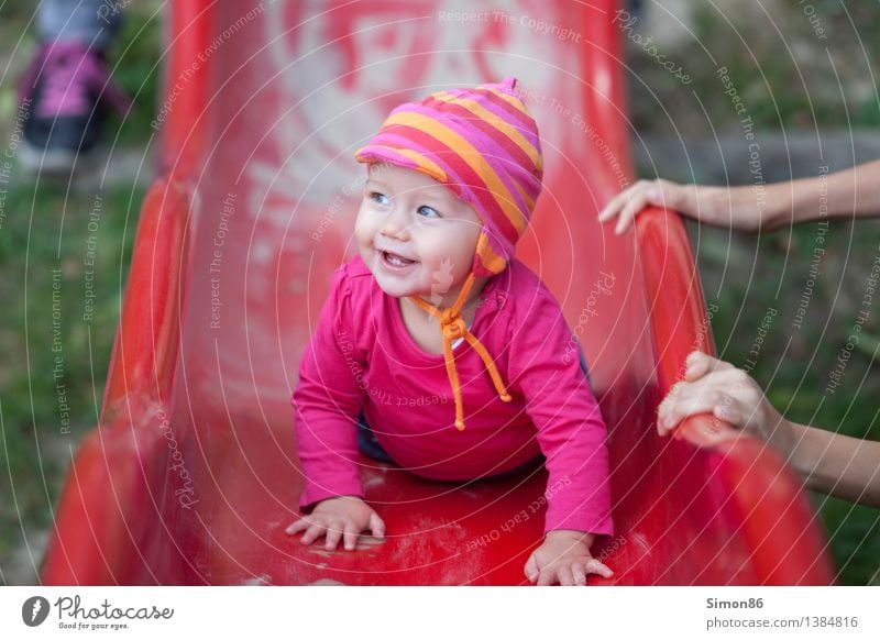 Rote Rutsche Mensch feminin Kind Kleinkind Mädchen Kindheit Leben 1 0-12 Monate Baby Aggression Fröhlichkeit positiv Gefühle Stimmung Freude Glück Zufriedenheit