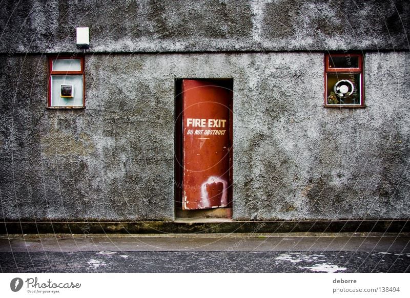 Rote Notausgangstür in einer schmutzigen New Yorker Gasse. Brand Ausgang Wand rot grau verfallen Warnhinweis Warnschild Ausfahrt Tür Straße Backallee schäbig