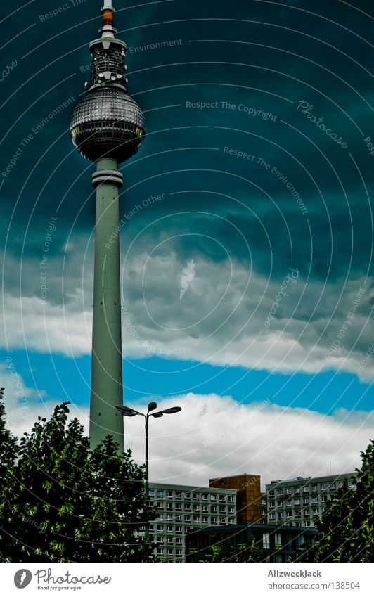 Hauptstadtphallus Alexanderplatz Mitte Berlin Osten Gebäude Bauwerk Wahrzeichen Wolken dunkel Deutsche Telekom Wolkendecke Unwetter Sturm ungemütlich Denkmal