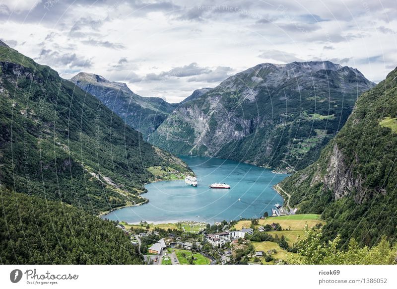 Blick auf den Geirangerfjord Erholung Ferien & Urlaub & Reisen Berge u. Gebirge Natur Landschaft Wasser Wolken Fjord Idylle Tourismus Norwegen Kreuzfahrschiffe