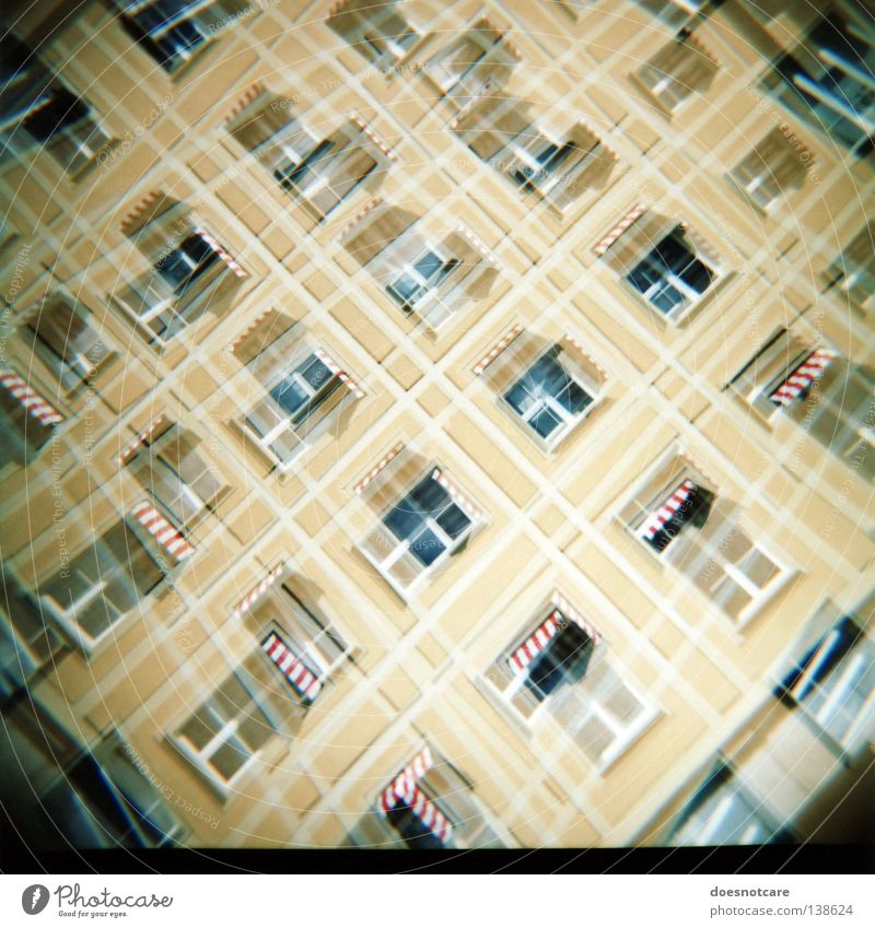 Criss-Cross. Haus Gebäude Architektur Fassade gelb Fensterfront Mittelformat Italien Doppelbelichtung Markise Lomografie außergewöhnlich doppelt gemoppelt