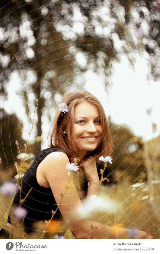 Smiley-Mädchen im Gras Junge Frau Jugendliche Haare & Frisuren Gesicht Zähne 1 Mensch 18-30 Jahre Erwachsene Natur Landschaft Sonne Schönes Wetter Baum Blume