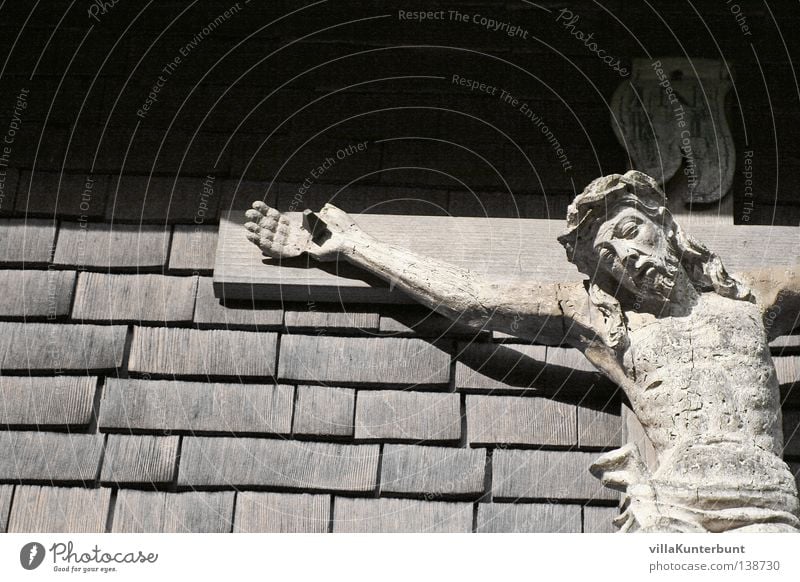 Vaters Hauswand Jesus Christus Kruzifix Dachziegel schwarz weiß Wand Detailaufnahme Rücken INRI Schwarzweißfoto