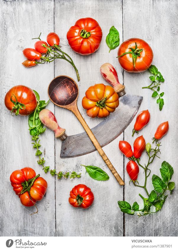 Verschiedene Tomaten, Basilikum Blätter mit Hölzlöffel Lebensmittel Gemüse Salat Salatbeilage Ernährung Mittagessen Abendessen Bioprodukte