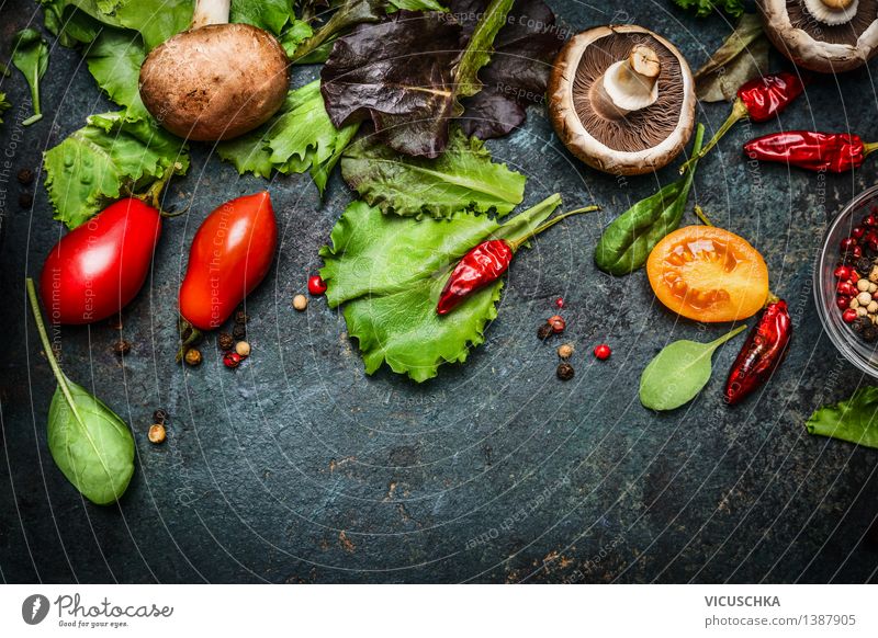 Frische Zutaten für leckeren Salat Lebensmittel Gemüse Salatbeilage Kräuter & Gewürze Ernährung Mittagessen Büffet Brunch Festessen Bioprodukte