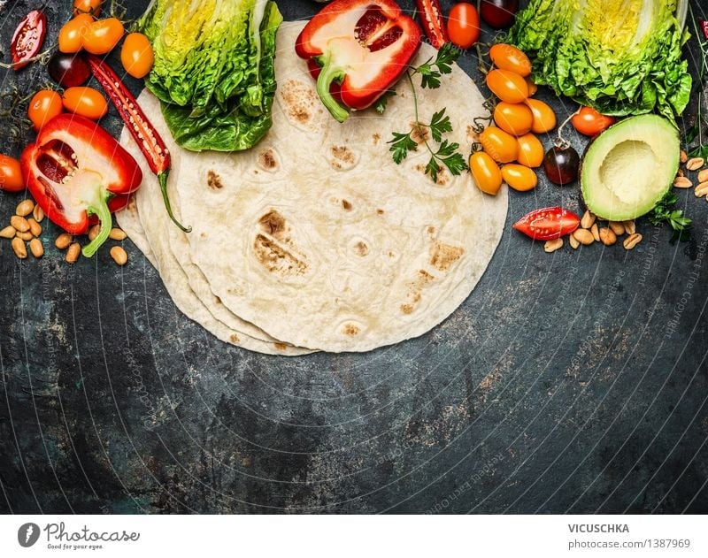 Tortillas mit Gemüse für Tacos oder Burritos Lebensmittel Salat Salatbeilage Ernährung Mittagessen Abendessen Büffet Brunch Picknick Bioprodukte