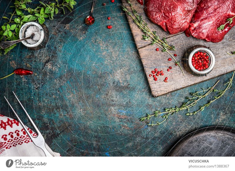 Bio Hüftsteak mit Thymian auf rustikalem Küchentisch Lebensmittel Fleisch Kräuter & Gewürze Öl Ernährung Mittagessen Abendessen Bioprodukte Diät