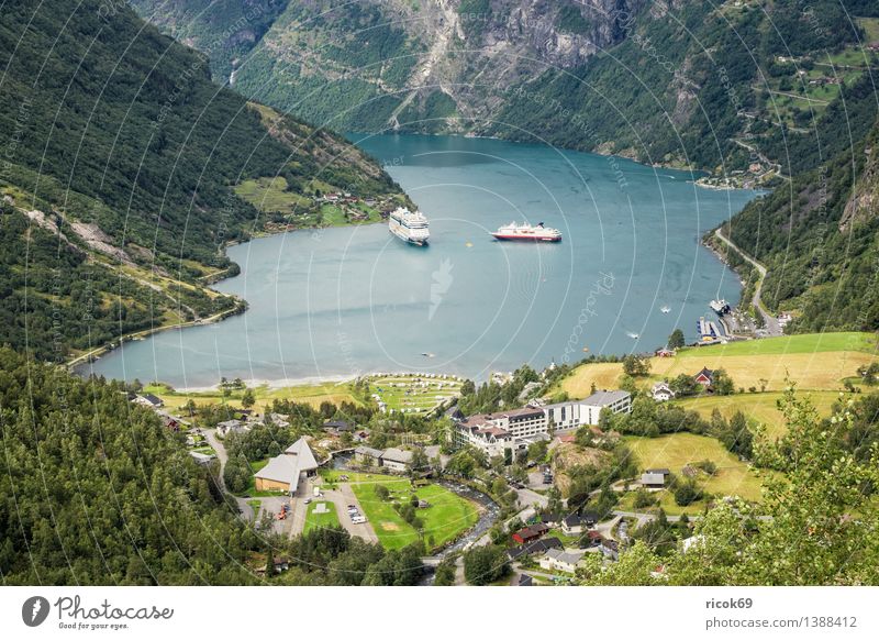 Kreuzfahrschiffe im Geirangerfjord Erholung Ferien & Urlaub & Reisen Kreuzfahrt Berge u. Gebirge Natur Landschaft Wasser Fjord Verkehr Schifffahrt