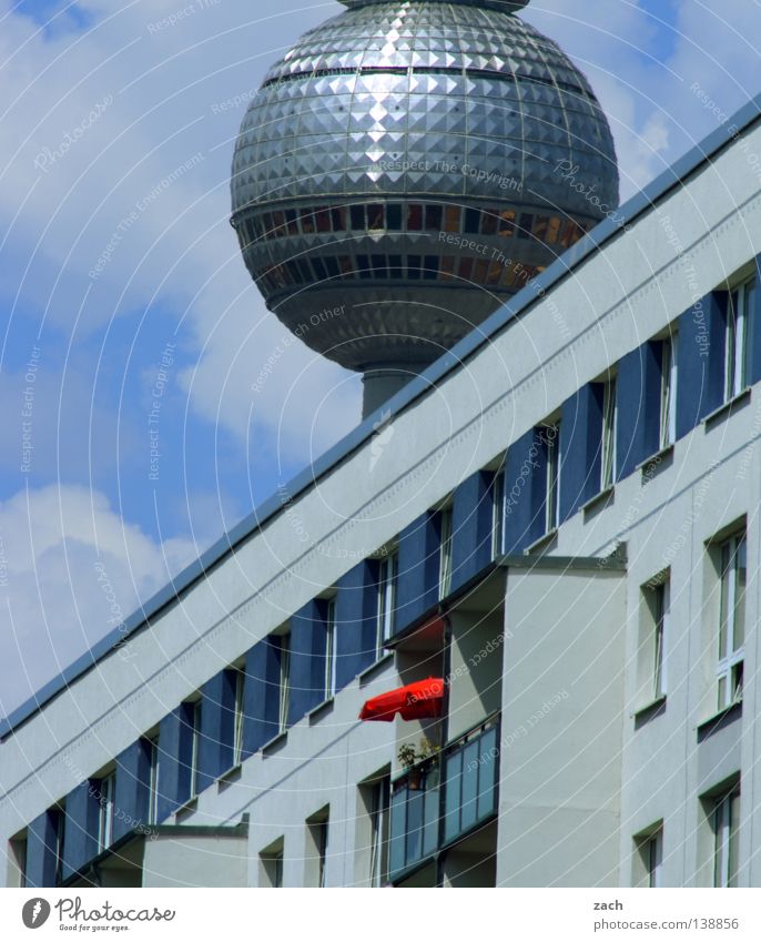 Kugel Earth Stadt Hochhaus Sonnenschirm diagonal UFO Wahrzeichen Denkmal Berlin Berliner Fernsehturm Plattenbau Telespargel Ball