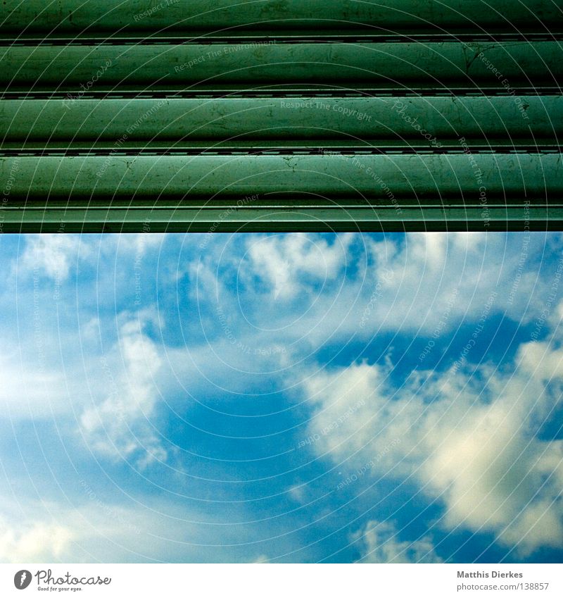 Wolkenfenster Jalousie schlechtes Wetter Markise Sommer sommerlich Blick grün geblitzt Geometrie geschlossen schließen aufmachen offen Haus Häusliches Leben