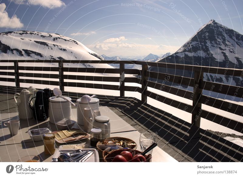 Essen ist fertig! Kommt frühstücken! Österreich Großglockner Gipfel Aussicht Durchblick Wolken Winter hoch Fernweh Hochgebirge Teekanne Frühstück Erholung