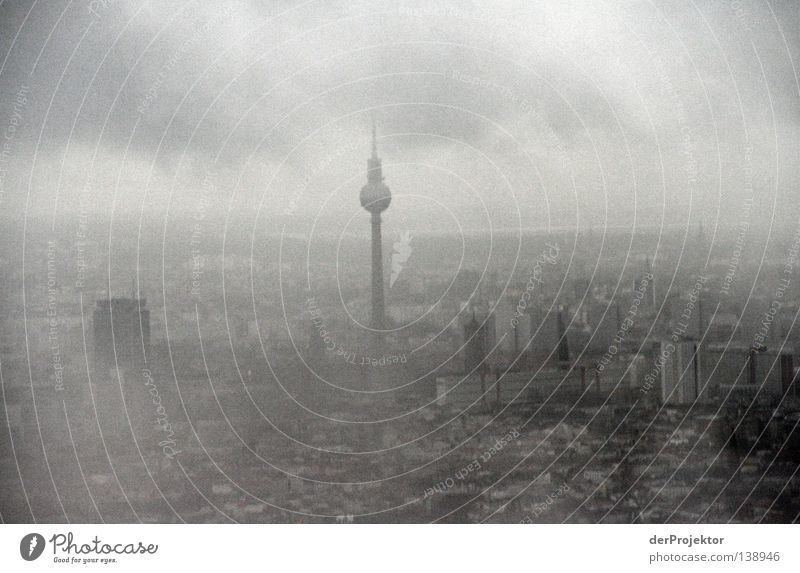 Dem Untergang geweiht Stadt grau untergehen schlechtes Wetter Wahrzeichen Denkmal Berlin Berliner Fernsehturm Alex Skyline Ende Ende Gelände Himmel
