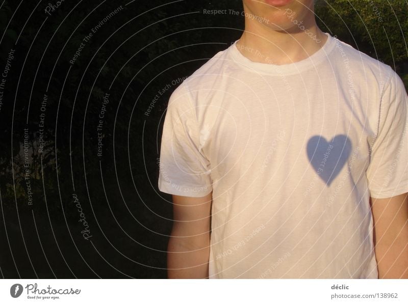 das Herz am rechten Fleck Mann T-Shirt weiß mögen Liebe Bekleidung Schatten fall in love heart shadow man white