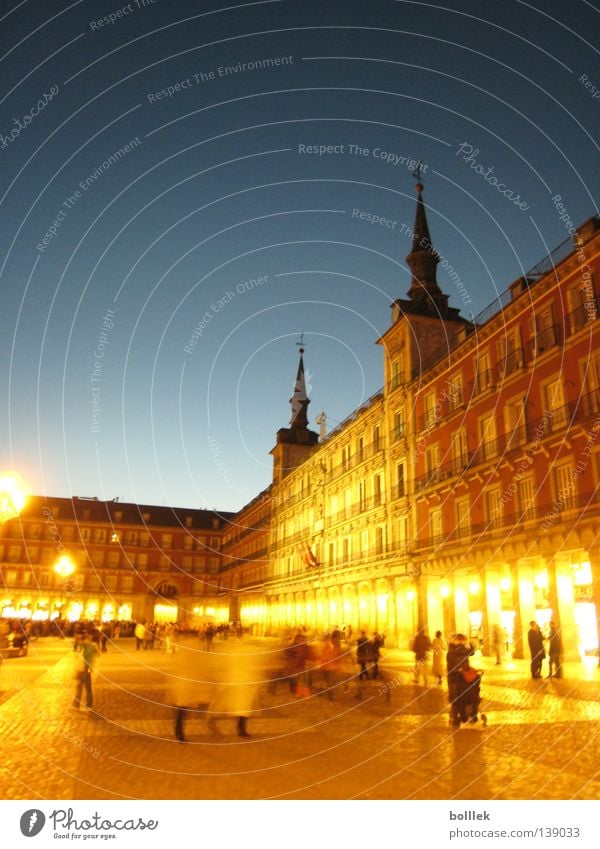 Plaza Mayor | Madrid Licht Nachtaufnahme Stadt Langzeitbelichtung Laterne Verkehrswege Mensch