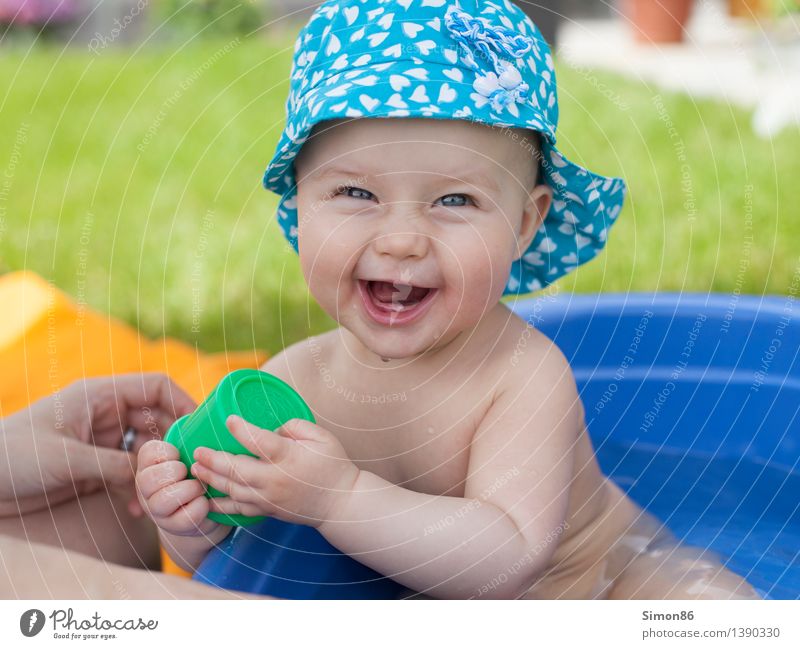 Summerbath Mensch feminin Baby Kleinkind Mädchen 0-12 Monate Lächeln lachen Freundlichkeit Fröhlichkeit Gefühle Stimmung Freude Glück Zufriedenheit Lebensfreude