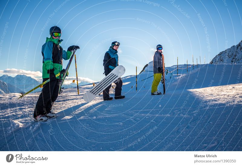 Snowteam Stil Sport Wintersport Sportler Skifahren Skier Snowboard Skipiste Mensch maskulin Junger Mann Jugendliche Erwachsene Freundschaft 3 Umwelt Sonnenlicht