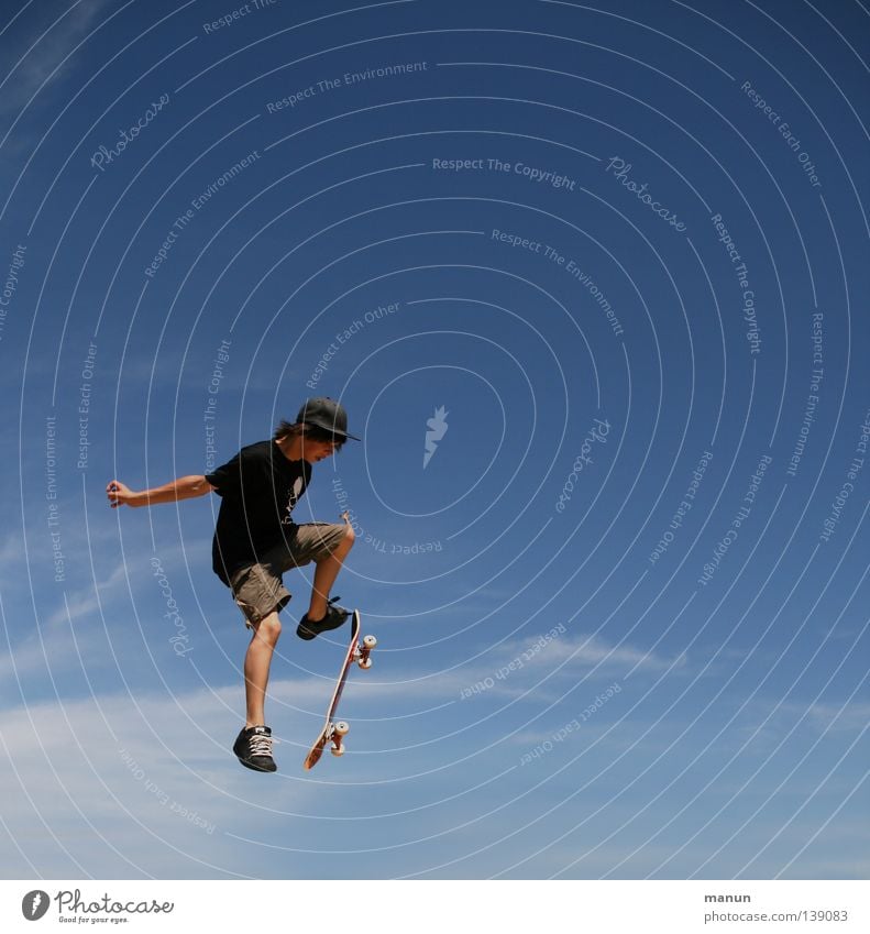 Himmelsstürmer Skateboarding schwarz weiß Wolken Luft Sport Freizeit & Hobby Gesundheit Körperbeherrschung Kick springen Jugendliche Aktion Sommer Spielen