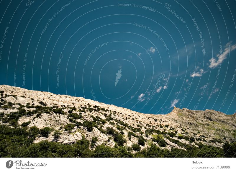 Hoch, Höher, ... Gipfel Schlucht Radarstation Spanien Mallorca Bergkette steil Stein steinig Geologen Geologie wandern fantastisch Wolken blau himmelblau Ferne