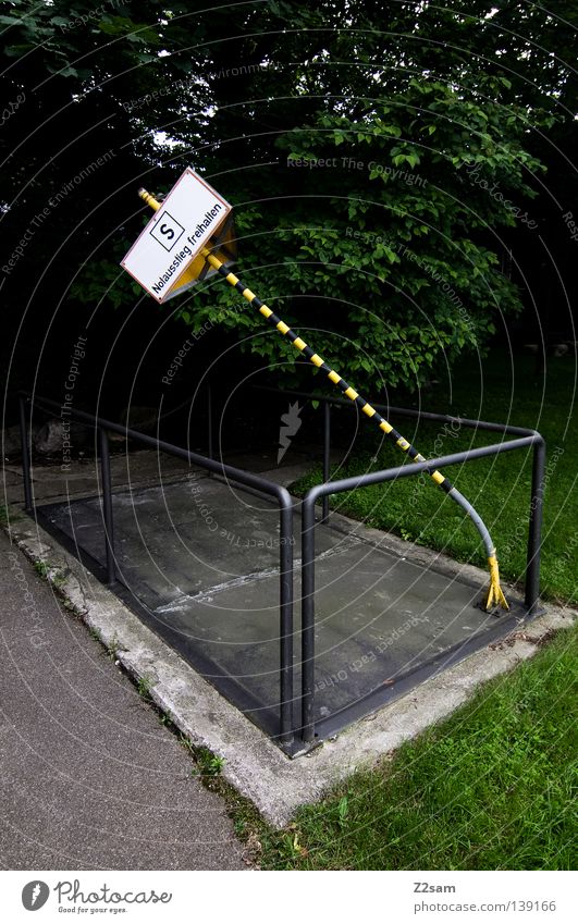 SCHRÄGLAGE stehen Verkehr gelb Schacht geschlossen Barriere Wiese grün Kraft Straßennamenschild Hinweisschild Schilder & Markierungen Respekt street Geländer
