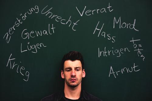 wieso Mensch maskulin Mann Erwachsene Leben Kopf Sorge Tod Angst Ungerechtigkeit Verbitterung Gewalt Hass Trauer Traurigkeit unschuldig Verbote Verfall