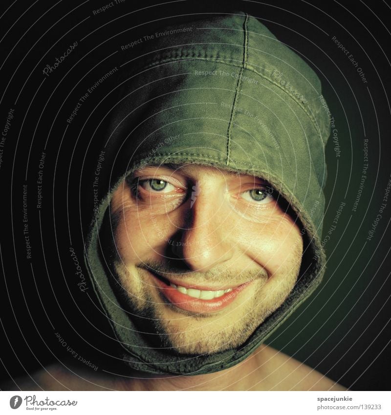 Portrait mit Mütze Porträt Mann Kopfbedeckung Freundlichkeit Humor lustig Freude Gesicht grinsen lachen