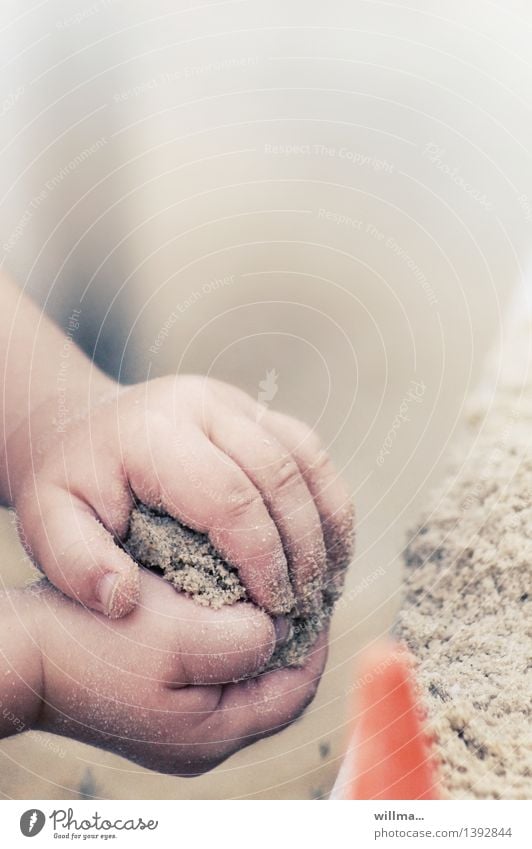 Kindhände eines Kleinkindes formen Sand - 'Backe backe Kuchen' Kinderhand Sandkasten Spielen Hand Finger niedlich Sandburg Sandkuchen Spielplatz Kindererziehung