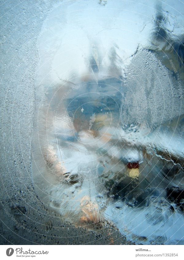 Blick durch ein vereistes Fenster im Winter Eis Frost kalt blau gefroren Fensterscheibe Unschärfe hell-blau Farbfoto Außenaufnahme Menschenleer