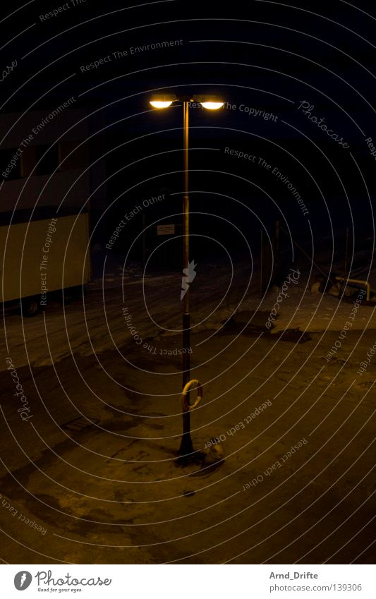 Lampe mit Rettungsring Norwegen dunkel Fähre Anlegestelle kalt Kreuzfahrt Kreuzfahrtschiff Licht Meer Mole Nacht Polarmeer Wasserfahrzeug See Wellen Wolken