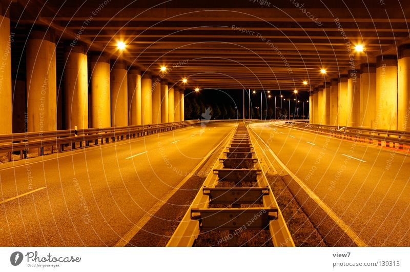 Straßenverlauf Nacht Beton Autobahn Schnellstraße Licht Lampe Straßenbeleuchtung Verkehr Leitplanke Richtung fahren abstützen Material Mittelstreifen dunkel