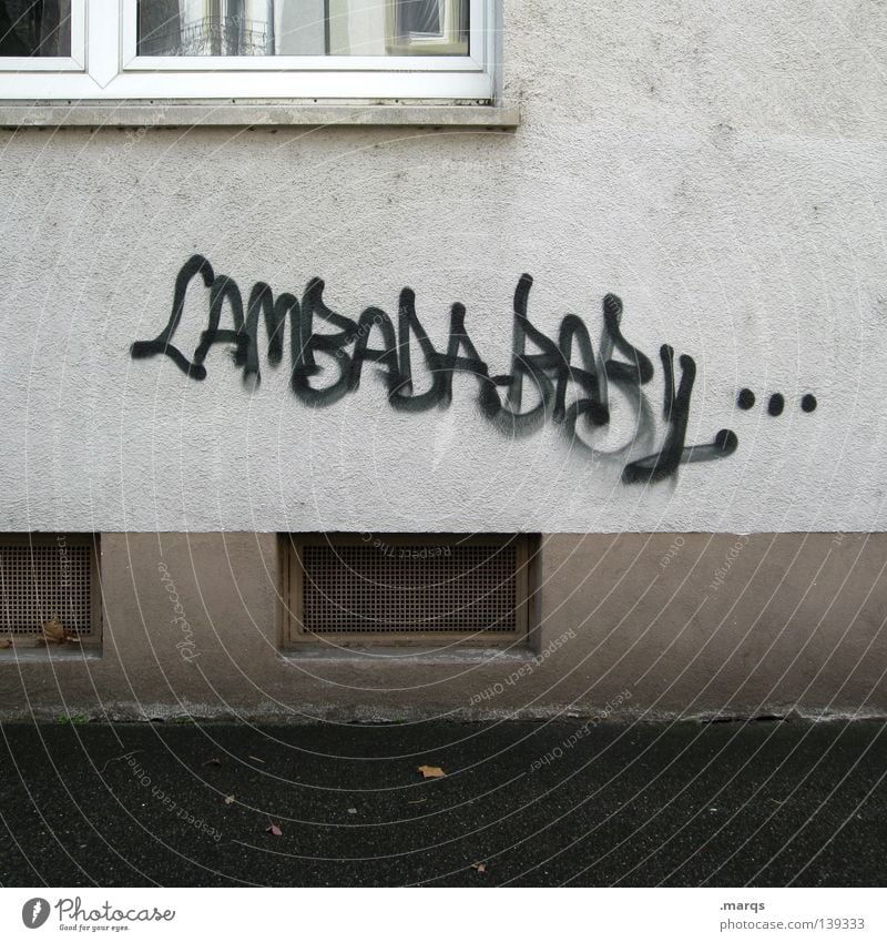 (K)ein Grund zu feiern Haus Wand Fenster Tagger gesprüht Straßenkunst Buchstaben Wort Schriftzeichen Graffiti Wandmalereien lambada Tanzen