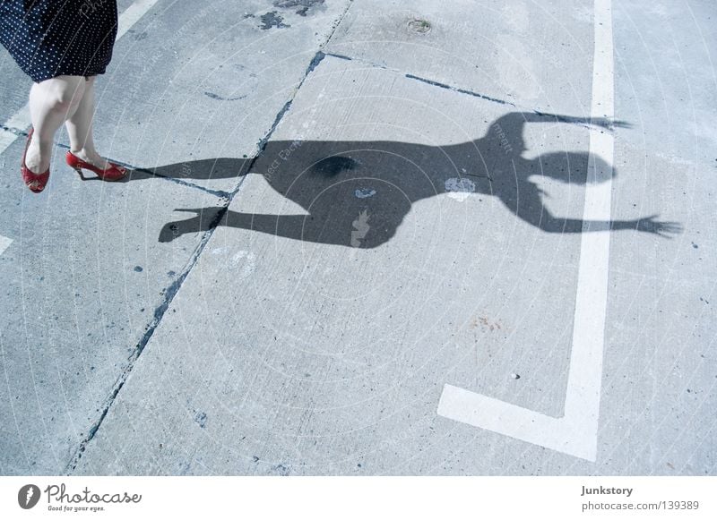 der Tatort im Ersten... Frau Beton Silhouette Kriminalität Damenschuhe Kleid rot abstrakt Licht Parkplatz obskur Schatten Mensch Fuß Beine Sonne