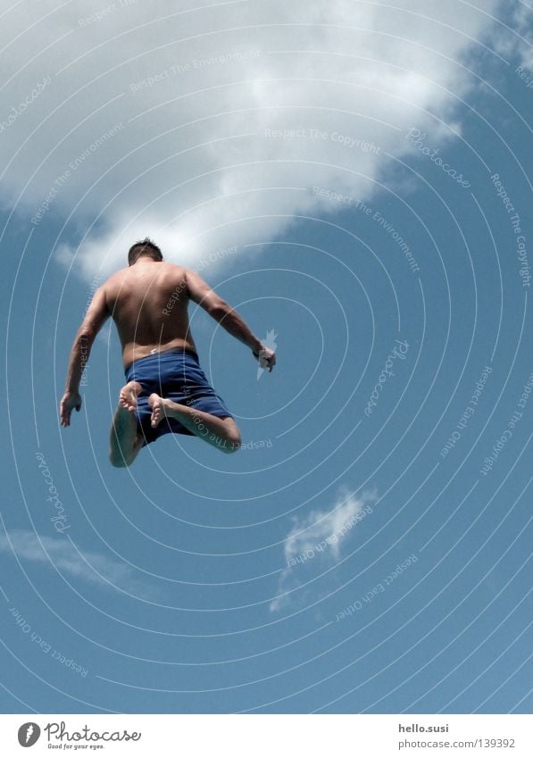hoch hinaus Wolken Schwimmbad Sprungbrett Turmspringer springen Mann Badehose Luft Sommer Freibad hüpfen Freude Himmel blau 10 meter Mut