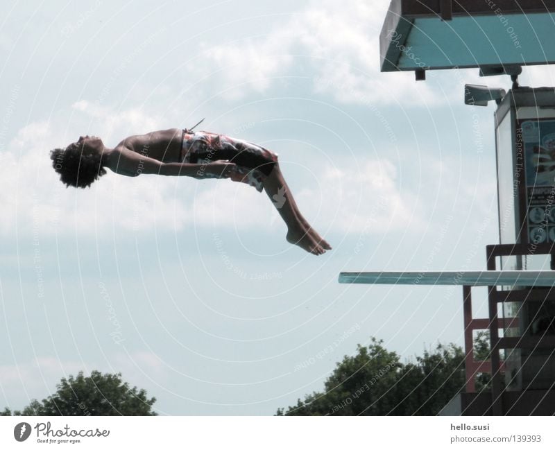 salto rückwärts Sommer Schwimmbad Sprungbrett Salto hell-blau Wolken Badehose akrobatisch Überschlag springen hüpfen Körperhaltung Freude Himmel Afrikaner