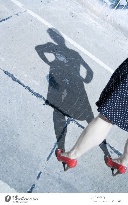 Wenn das Licht ausgeht bin ich wieder alleine.. Frau Beton Silhouette Tatort Kriminalität Damenschuhe Kleid rot abstrakt Parkplatz obskur Schatten Mensch Fuß