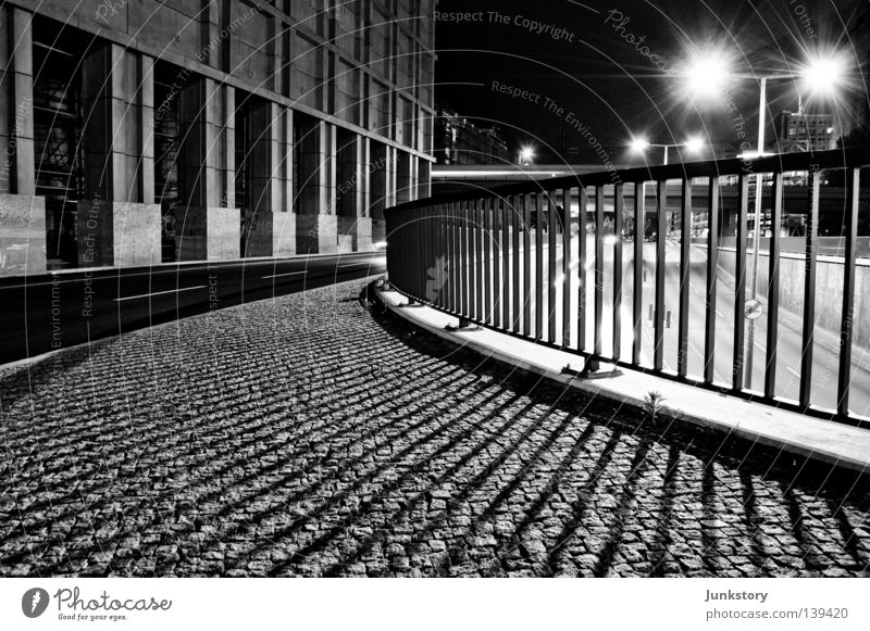 Flutlicht B. Licht Zaun Stab Mauer Bürgersteig Beton Gebäude Alexanderplatz Nacht ruhig Einsamkeit Menschenleer Geisterstadt Gesellschaft (Soziologie) Teer