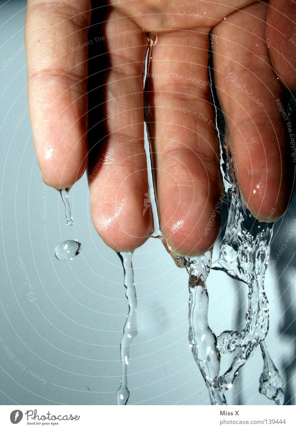 Kühle Nass Farbfoto Schwimmen & Baden Hand Finger Wasser Wassertropfen frisch kalt nass Sauberkeit blau Fingerspitzen Waschen Erfrischung