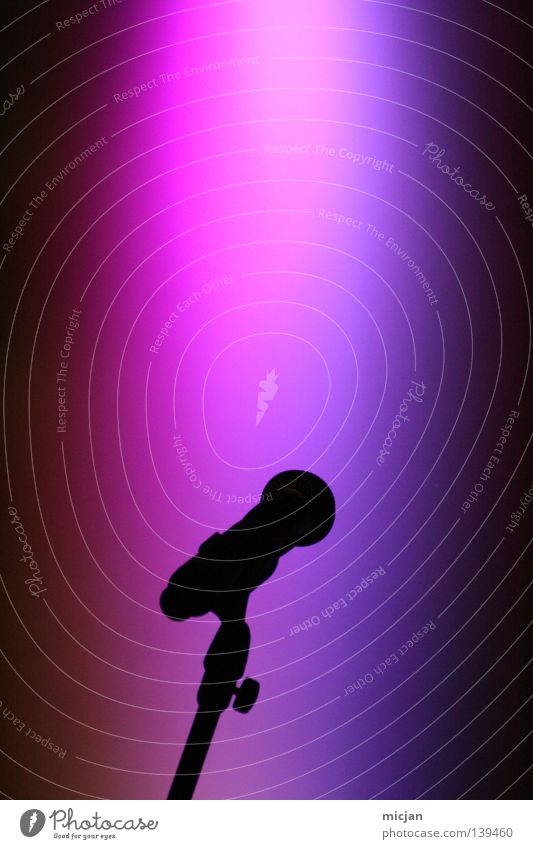Microphone of Death Mikrofon Bühne singen Gesang Show Sprachrohr Licht violett rosa schwarz Silhouette Hintergrundbild Ständer Beleuchtung laut Ehrlichkeit