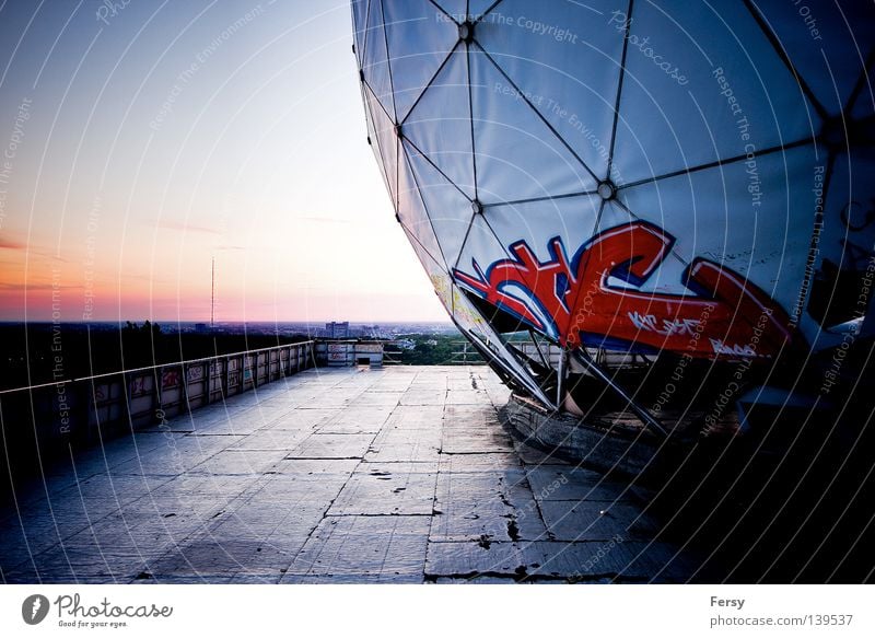 NSA Field Station Sonnenuntergang verfallen Industrie Berlin Abhöranlage Kalter Krieg Teufelsberg Graffiti Science Fiction