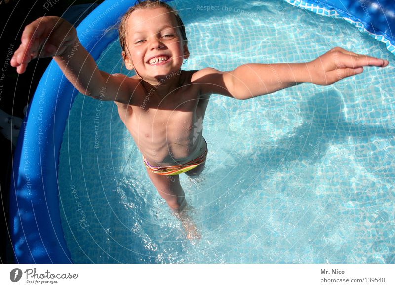 PlanschMaus Schwimmbad Planschbecken nass frisch Sommer Erfrischung Kühlung Badehose springen hüpfen Spielen Kind Mädchen Physik nackt Fröhlichkeit
