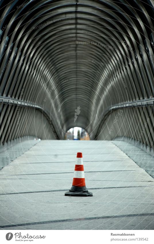 Rotkäppchen Tunnel Hut Streifen Unendlichkeit Durchgang modern Brücke Eisenrohr