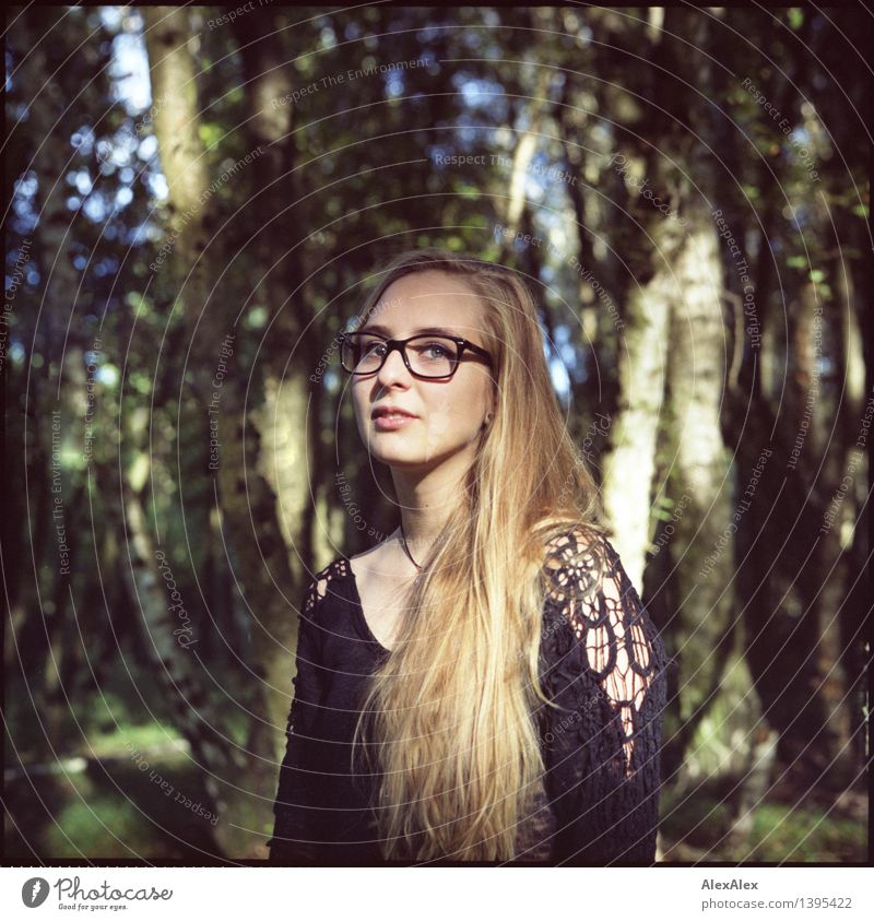 Alissa und der Wald schön Ausflug Abenteuer wandern Junge Frau Jugendliche Haare & Frisuren Gesicht 18-30 Jahre Erwachsene Natur Schönes Wetter Baum Kleid
