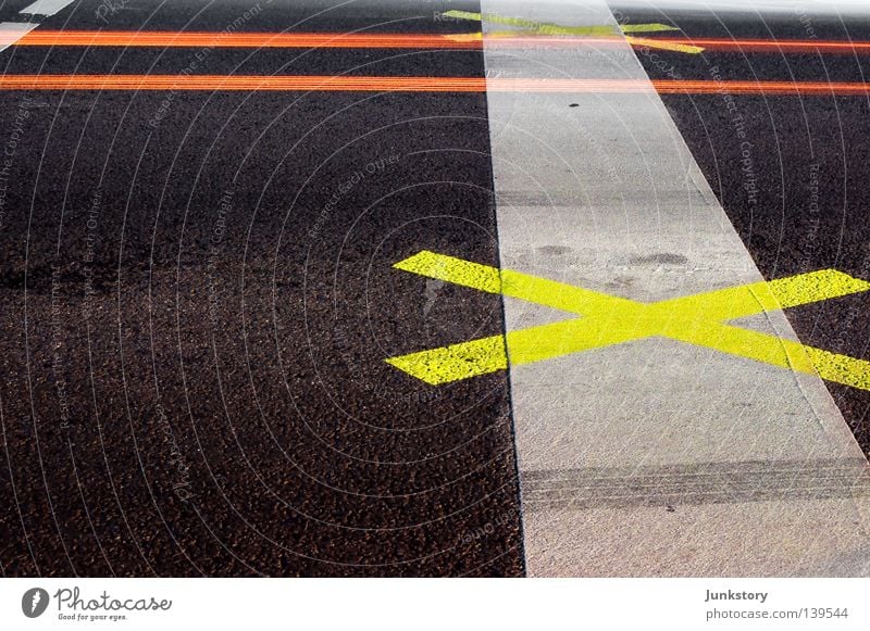 X² Asphalt Beton gelb rot grau schwarz Langzeitbelichtung Nacht dunkel Verkehr Fußgängerübergang Straßennamenschild Grenze Linie Grafik u. Illustration Farbe